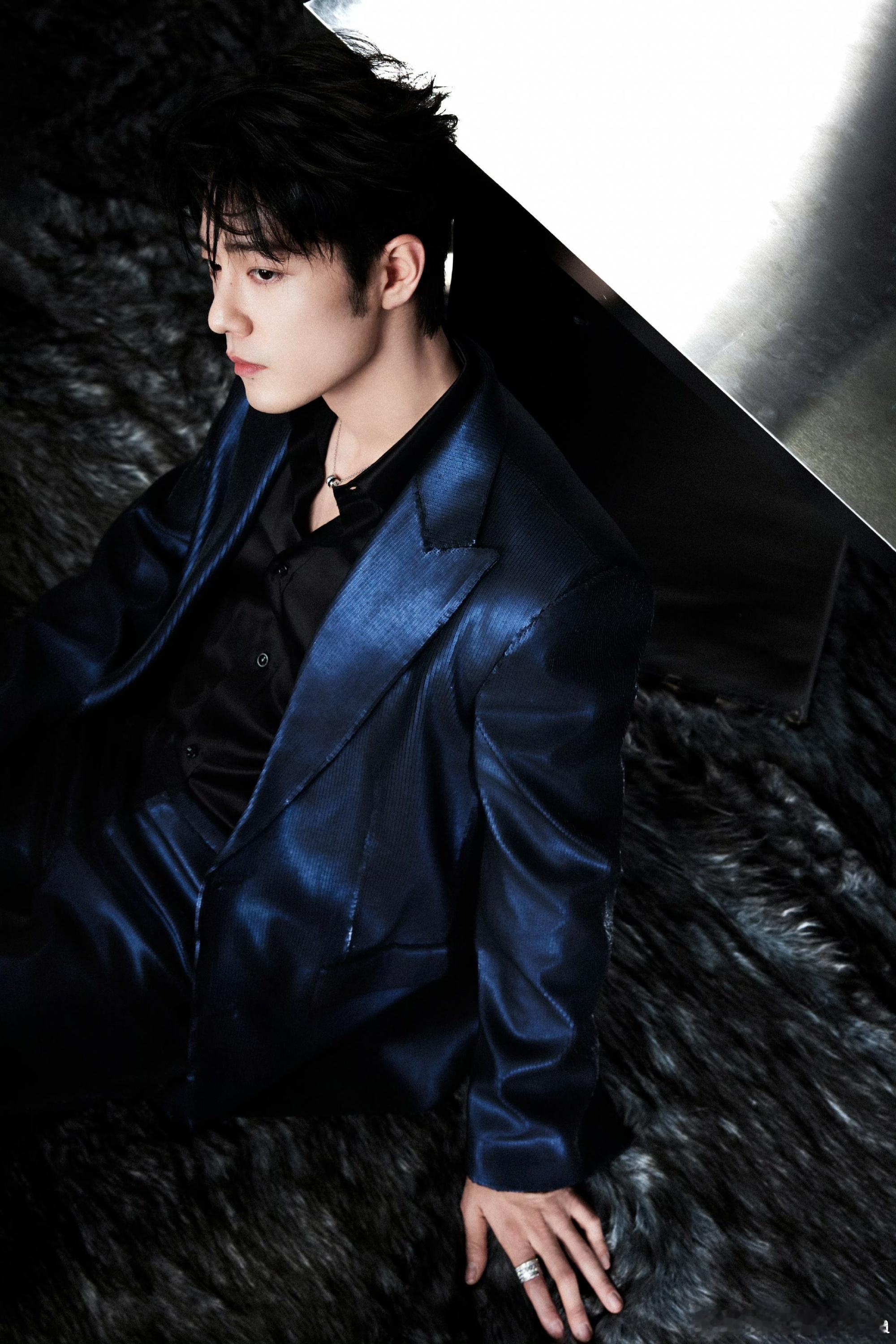 难怪了，老古疯狂输出，gucci微博之夜给肖战专属定制的这套流光溢彩西服，是由一