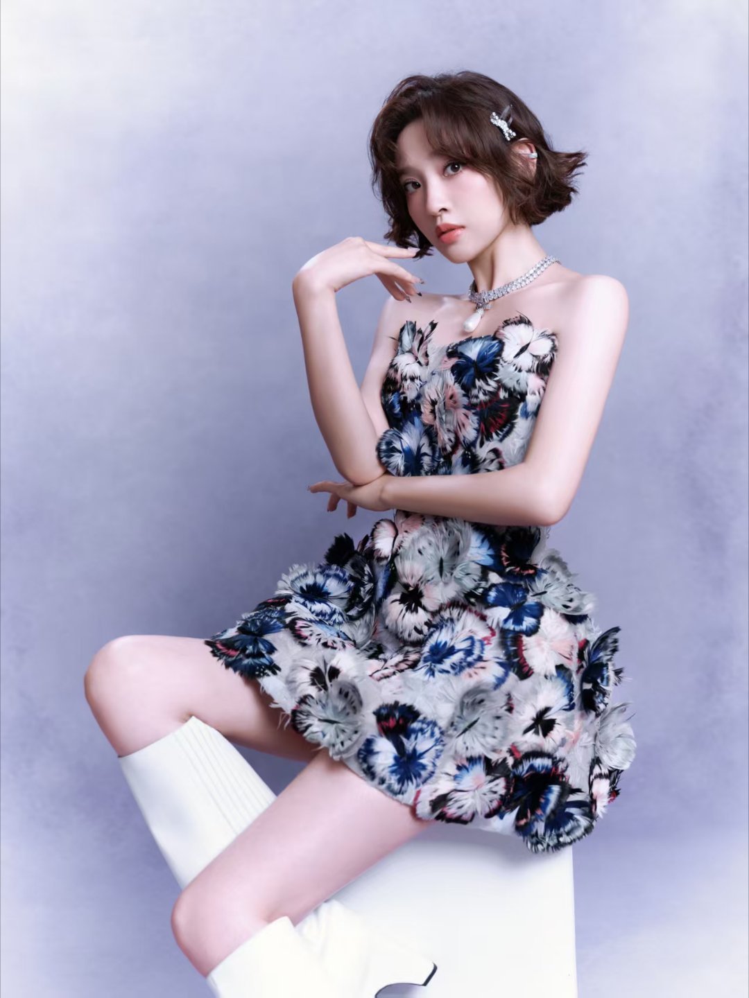 唐艺昕把蝴蝶穿在了身上唐艺昕浪姐版狙击蝴蝶她把春天穿在身上，把蝴蝶别在衣角。