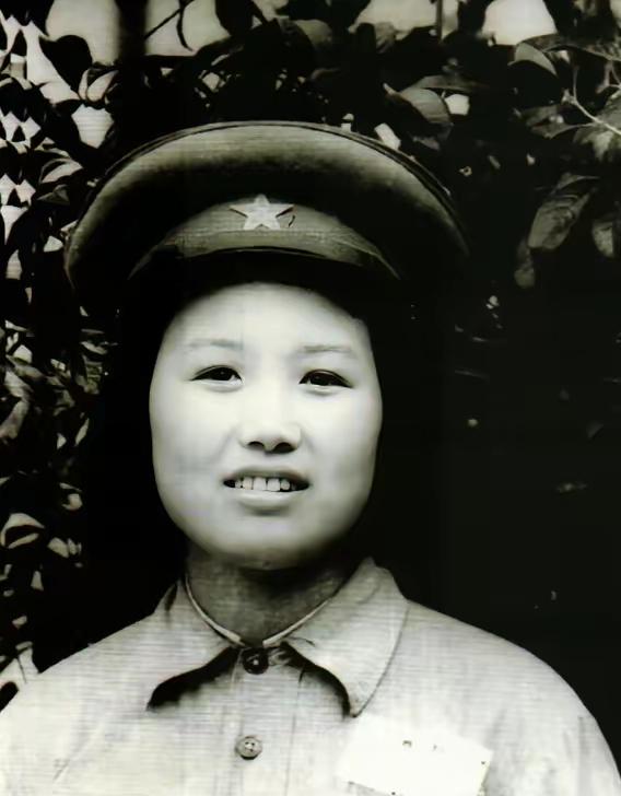 守玉，1928年6月出生，上海人。1949年5月入伍，她不识字，请工友杜鹃代