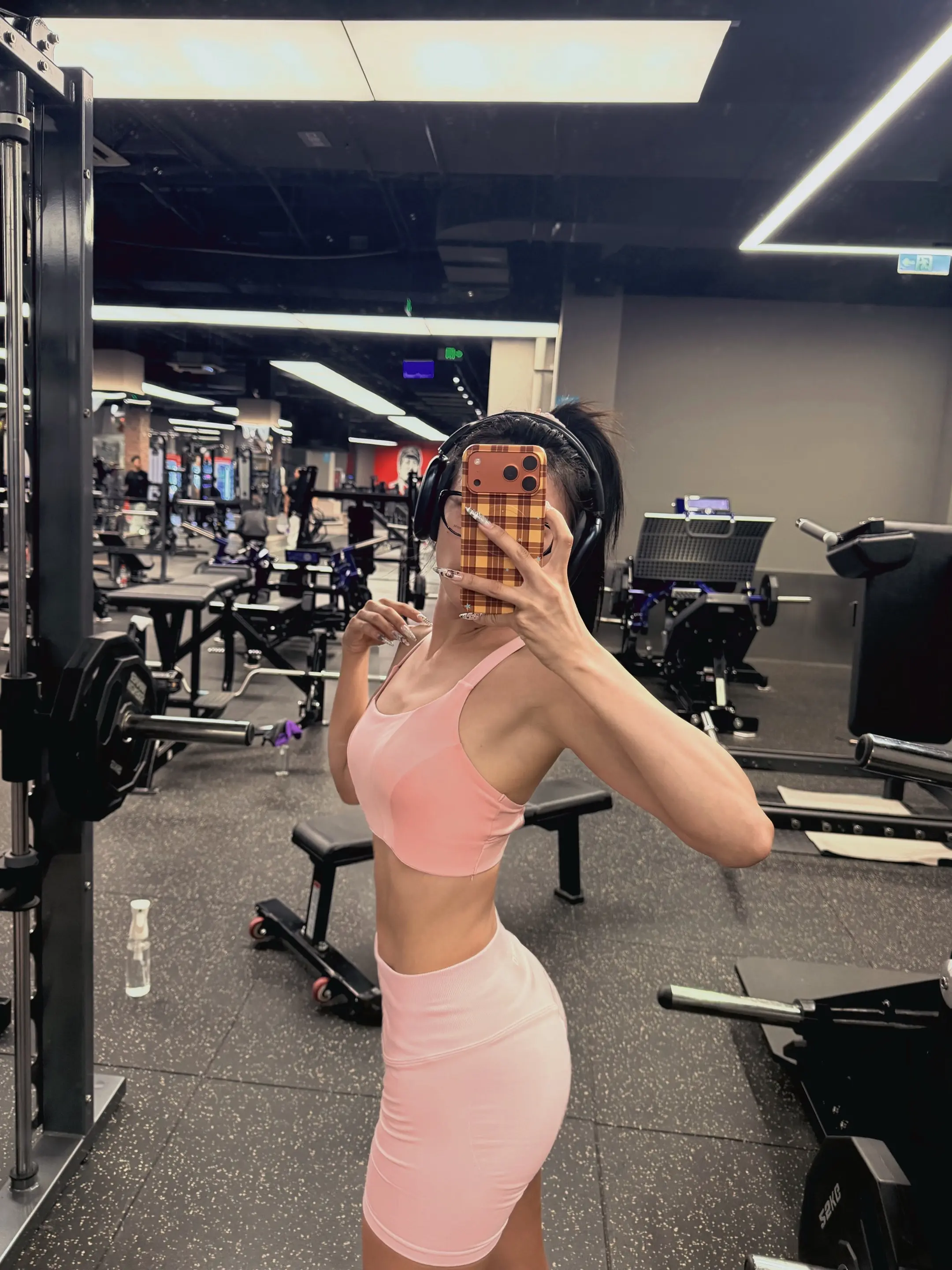 绝对不是唯一一个深夜健身的健身女。