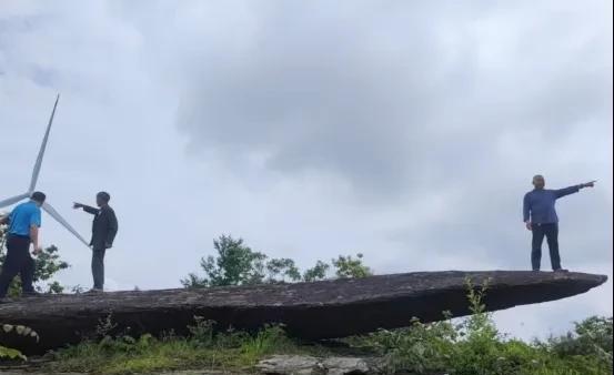 若将人生比作一天，以80岁为限，40岁恰是正午12点。此时阳光最盛，阴影最短，