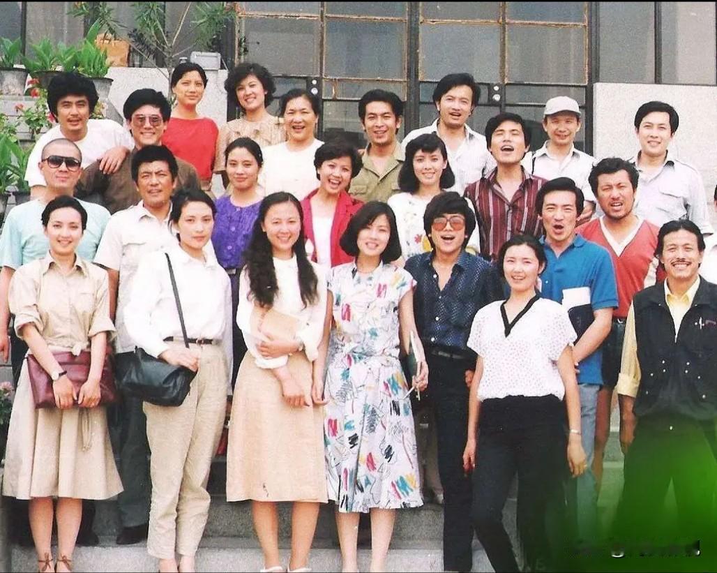 后排就认得出疏眉朗目的唐国强，温婉如莲的宋春丽，第二排就认得出最右侧气宇不凡的刘