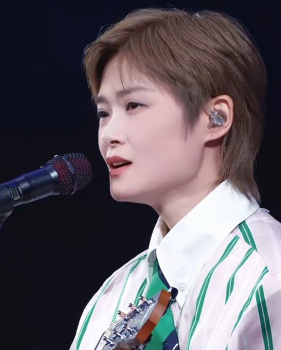 李宇春回应什么时候留长发在《国乐无双》听劝大会直播互动环节，面对反复被提起的“留