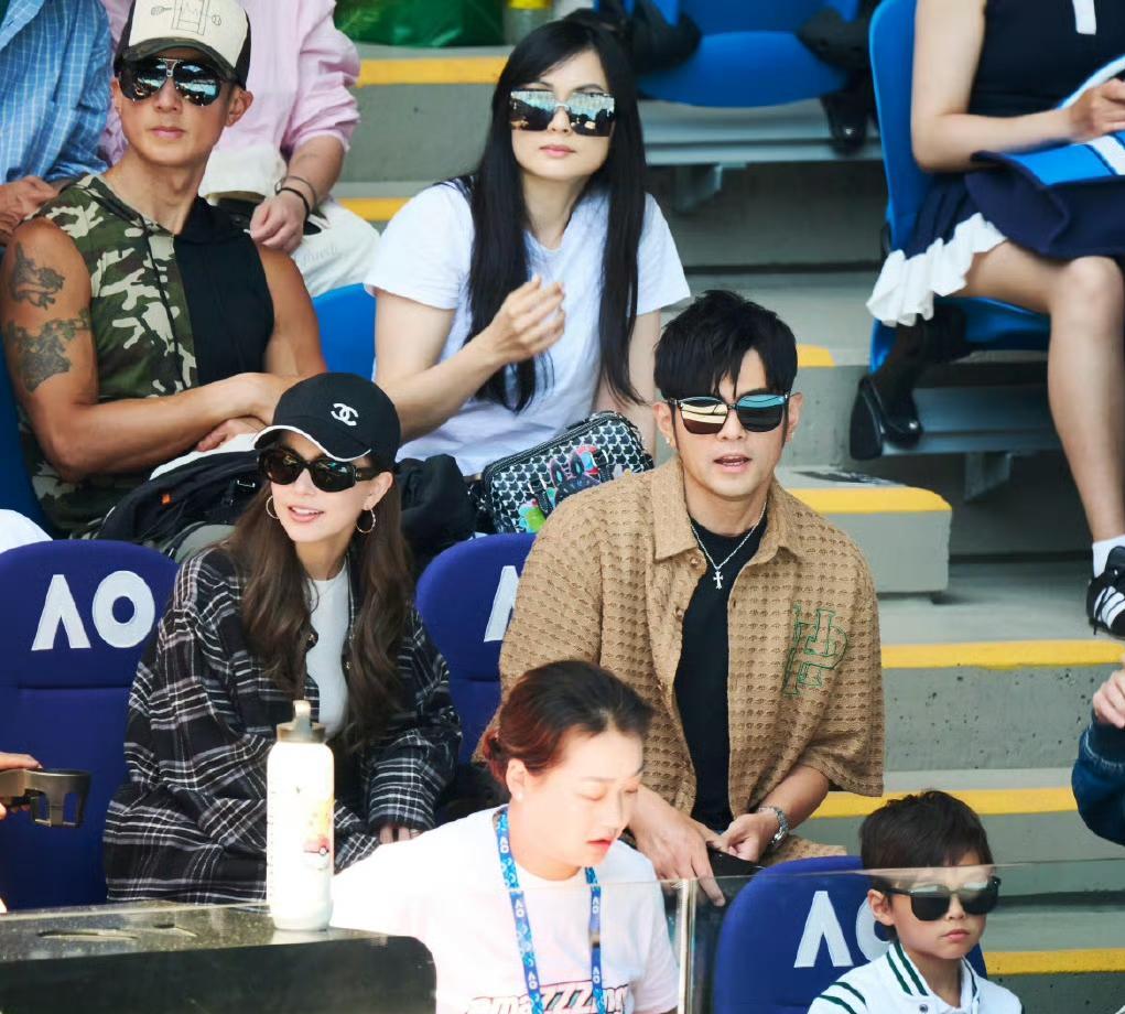 8岁儿子网球天赋碾压周杰伦，这才是星二代最可怕的基因。墨镜都遮不住罗密欧的下颌