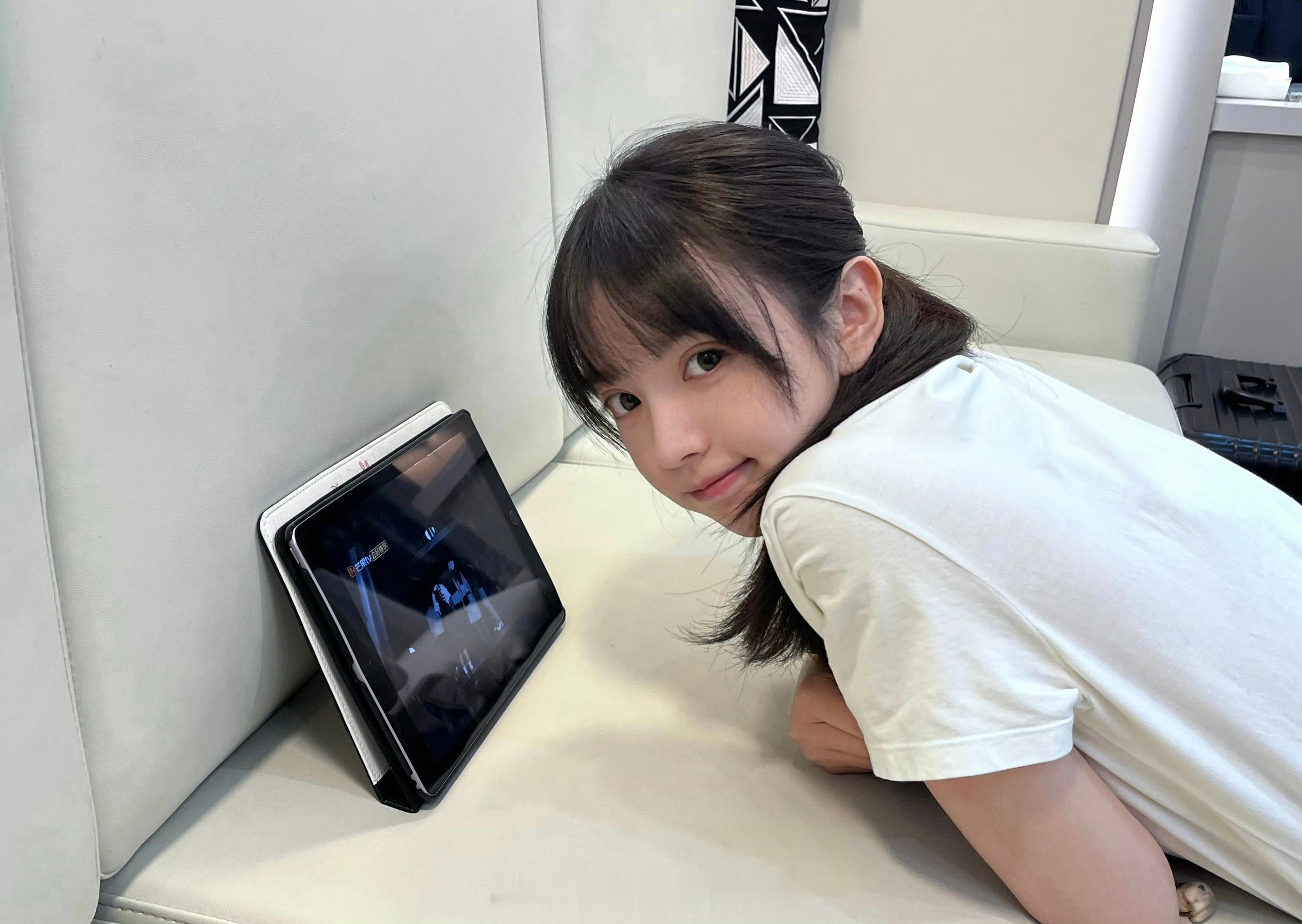 小田在用iPad看啥节目