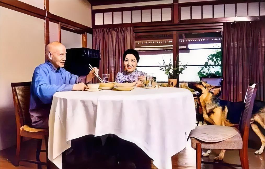 这是蒋中正与夫人宋美龄在家中用餐时的一张老照片，拍摄于上世纪六十年代初，这可不是