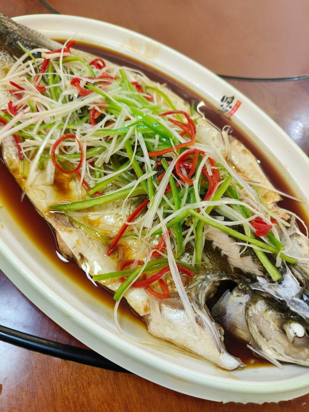 鲁商附近藏着一家能吃出家味的熏酱饺子馆。饺子十几元一份，明档厨房全程现包现煮，吃