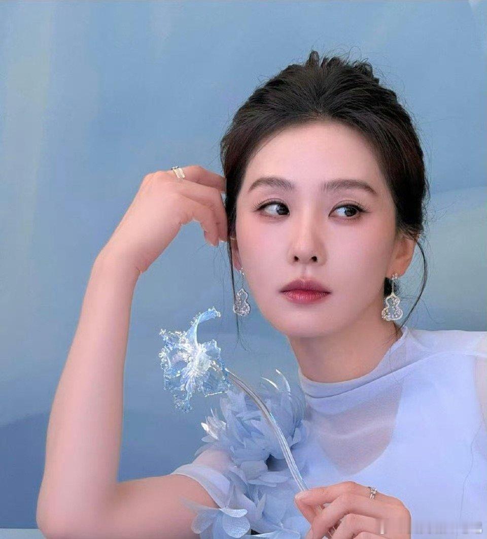 刘诗诗现身杭州松弛感拉满不管从哪一面去看她，都是那么的无可挑剔！！！