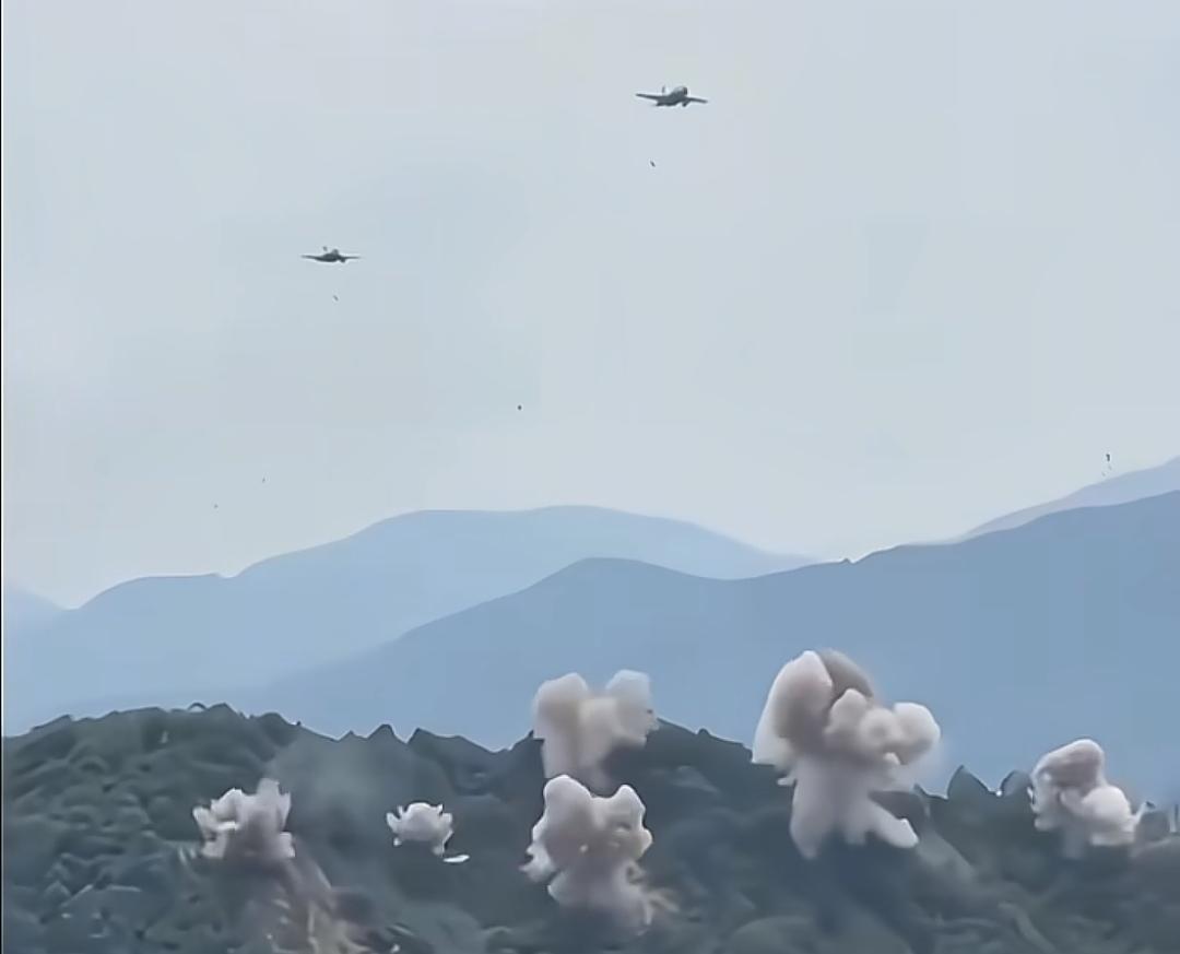 咱们的两个近邻泰柬这一干起架来，还别说真有点儿俄乌战争的感觉。泰国体量大，军事