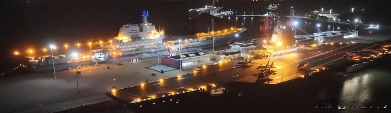 福建舰“开灯”夜景公开曝光，却意外曝光重要细节！福建舰，已经正式入列了，央媒