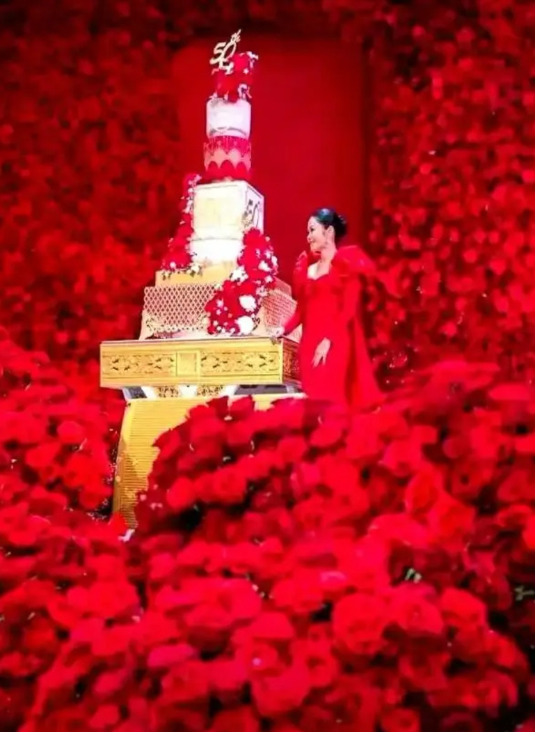 这是洪家办生日宴时的场面，估计马斯克也要自叹不如！进口玫瑰铺满三个足球场那么大，