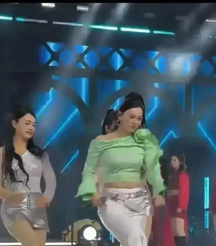 30万到8万，只差一个美颜滤镜。唐艺关掉滤镜的那一刻，弹幕死寂了3秒。毛孔和