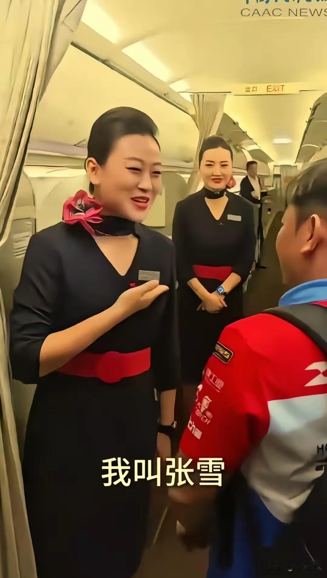 万米高空的航班上，发生了一场特别奇妙的相遇。张雪搭乘航班去上海观战摩托车赛事，