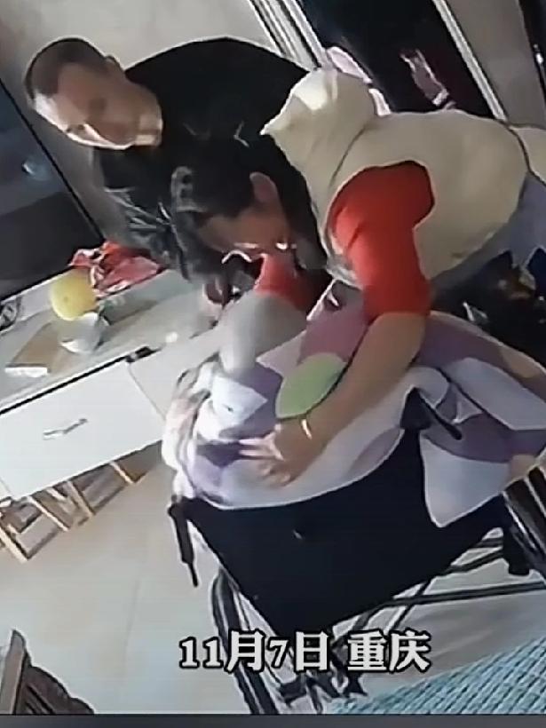 婆婆在家安详离世，儿媳发现后抱着婆婆一声声的喊着娘啊！哭的撕心裂肺不知哭着喊了多