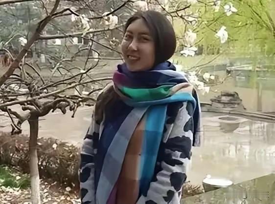 春天的围巾贾浅浅​​玉兰开了一朵一朵挂在枝桠上像我笑出的牙​​围巾