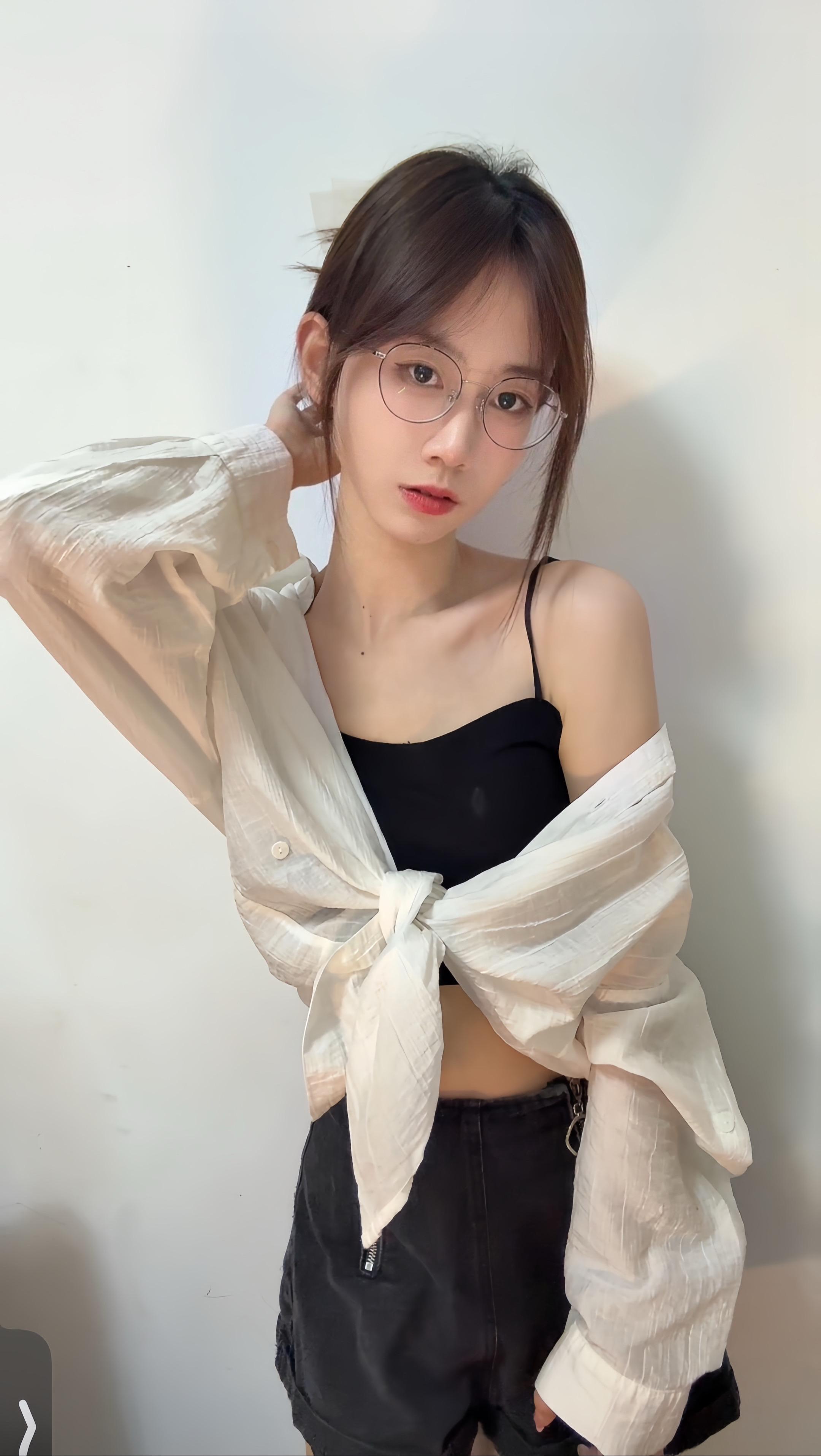 起了个大早准备出门玩，刚出空调房换完衣服就一身汗，老老实实躺回床上