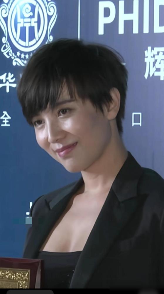 果然短发不是谁都能驾驭的！女神剪成短发都整的像个村姑似的刷到宋佳最近换的这个