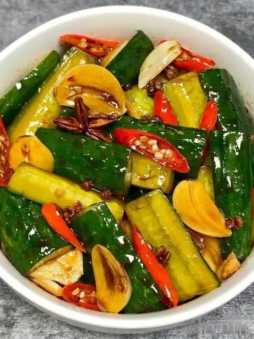 表姐开饺子馆10年，最受欢迎的竟不是饺子，而是免费送的腌黄瓜，做法简单到偷笑