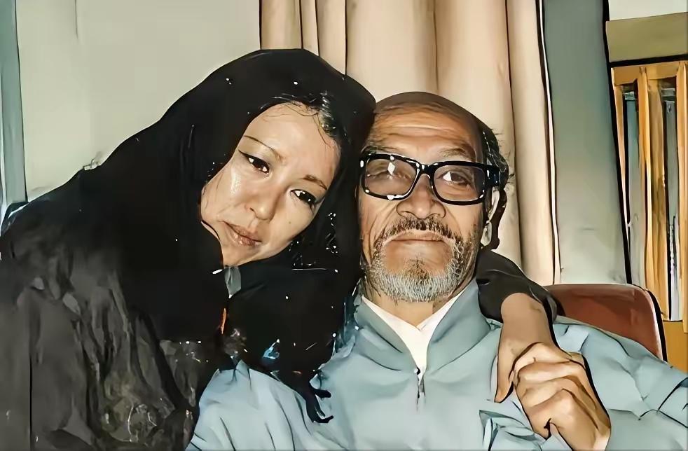 1990年，47岁的三毛跑到新疆，和77岁的王洛宾同居，王洛宾拒绝和她同