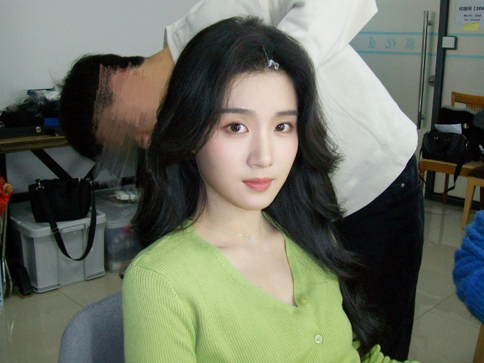 CCD镜头捕捉到卢昱晓的定妆时刻，低清画质掩盖瑕疵，却放大了她五官的和谐比例，