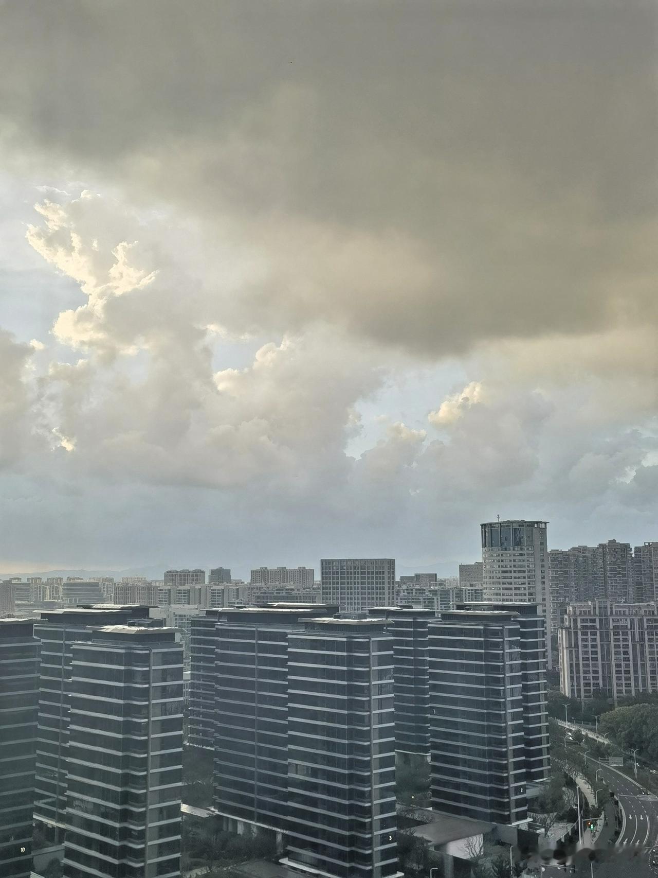 13号台风就要杀到了。翘首以盼，13号台风带来了厚重的乌云和久违的雨水，明后