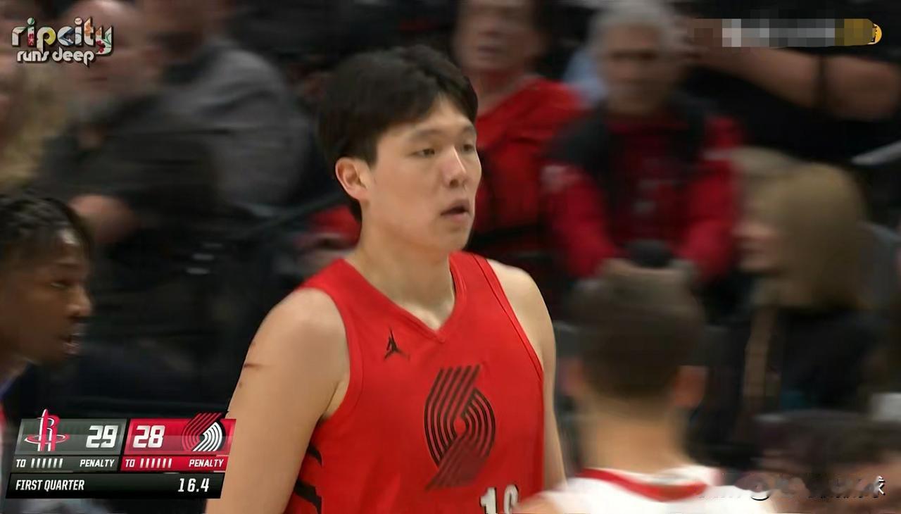 开拓者新秀杨瀚森又不自量力了！在今天开拓者主场以111：105力克火箭的比赛中，