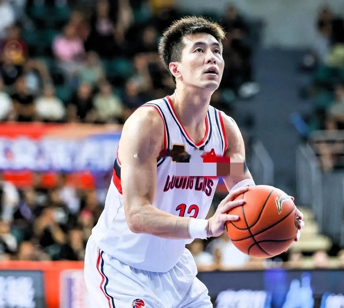 郭艾伦真是老态尽显啊！在今日广州对阵广东的比赛中，郭艾伦半场打了12分钟，投篮5