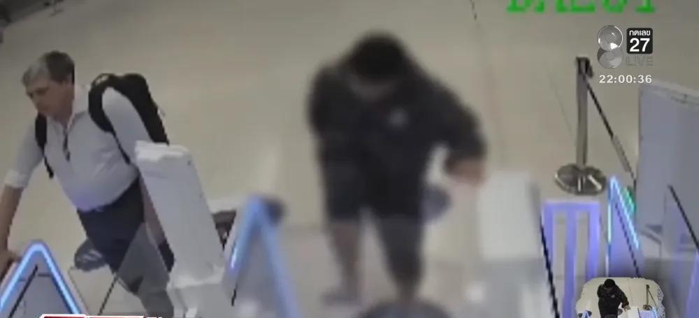痛心！曼谷机场那一脚，踹碎的是全体国人的体面。机场这种地方，越着急越容易出岔