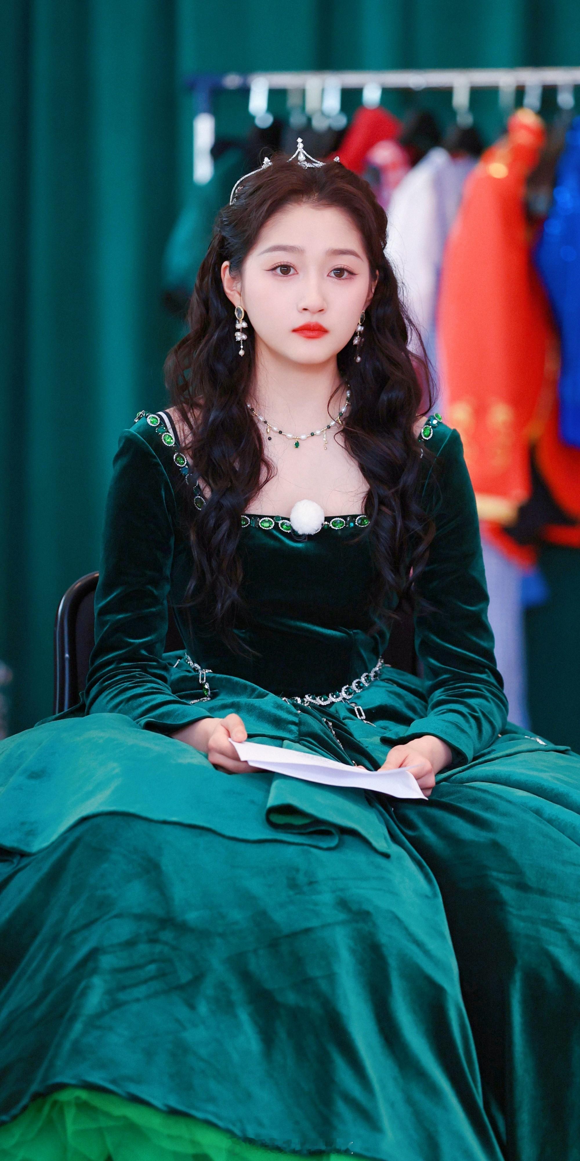 关晓彤墨绿色宫廷造型
