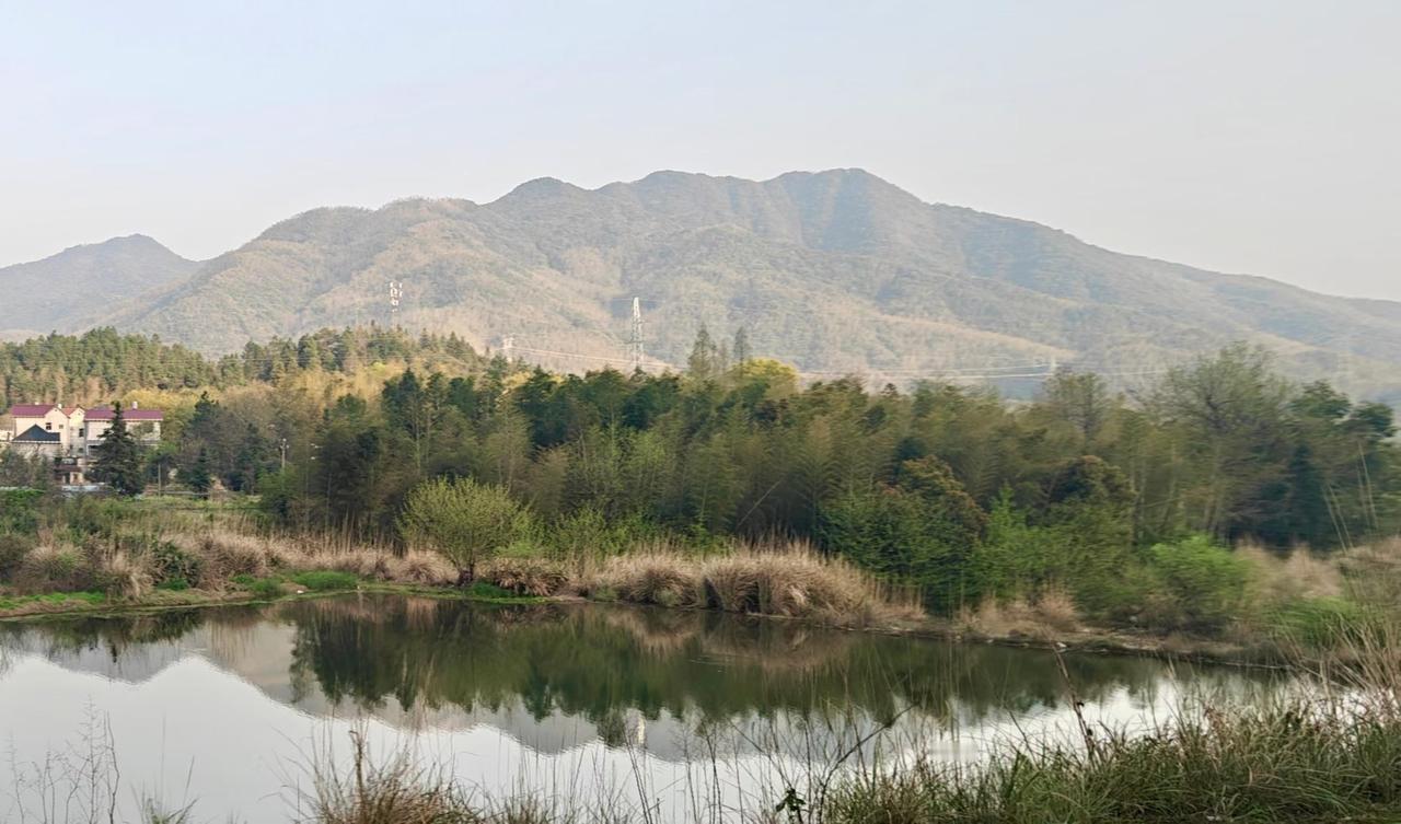 旅行随手拍山光水色，静谧安然。远山如黛，近水含情，这一刻的宁静，是岁月最好的馈赠