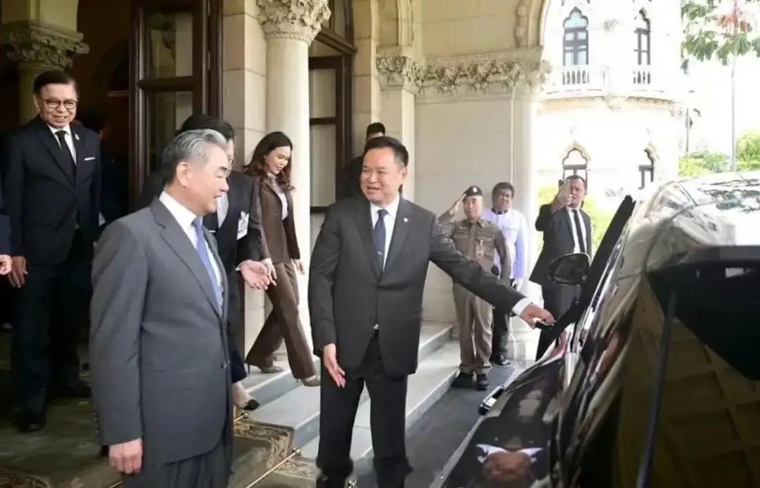 王毅访泰：泰总理首提边境调停请求，中方中立力挺促和解4月24日，王毅外长抵达曼谷