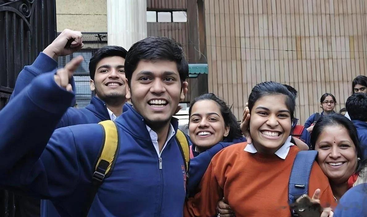 “凭啥他们躺着拿钱，我们卷到秃头？”——最近，一所高校直接把三名印度留学生的奖学