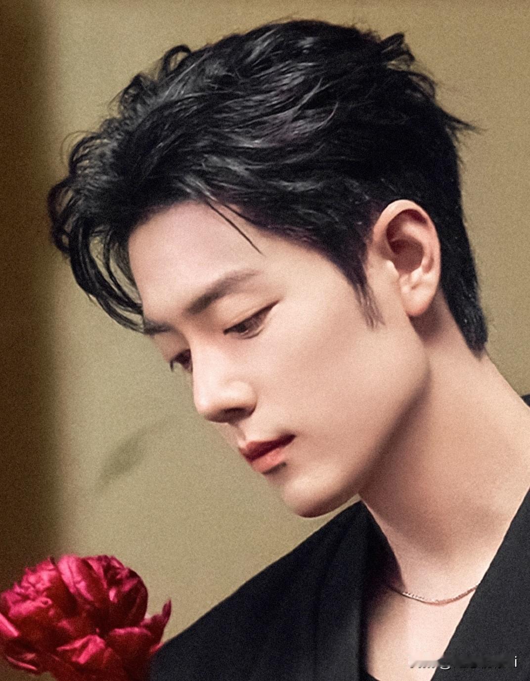 肖战的头型长得好圆好可爱，这种就是妈妈们最想让孩子睡出来的头型啊