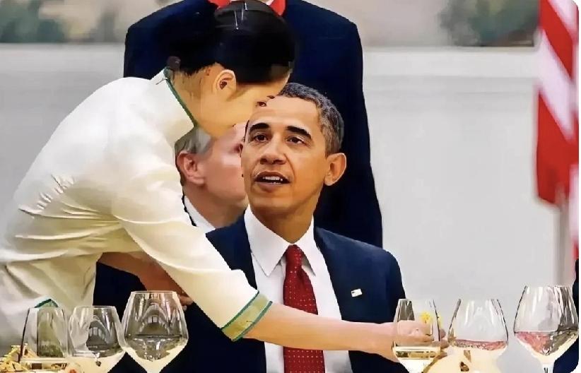 奥巴马的审美还是在线。他看举止优雅的女性，就像在欣赏一幅画；他看到不分场合、