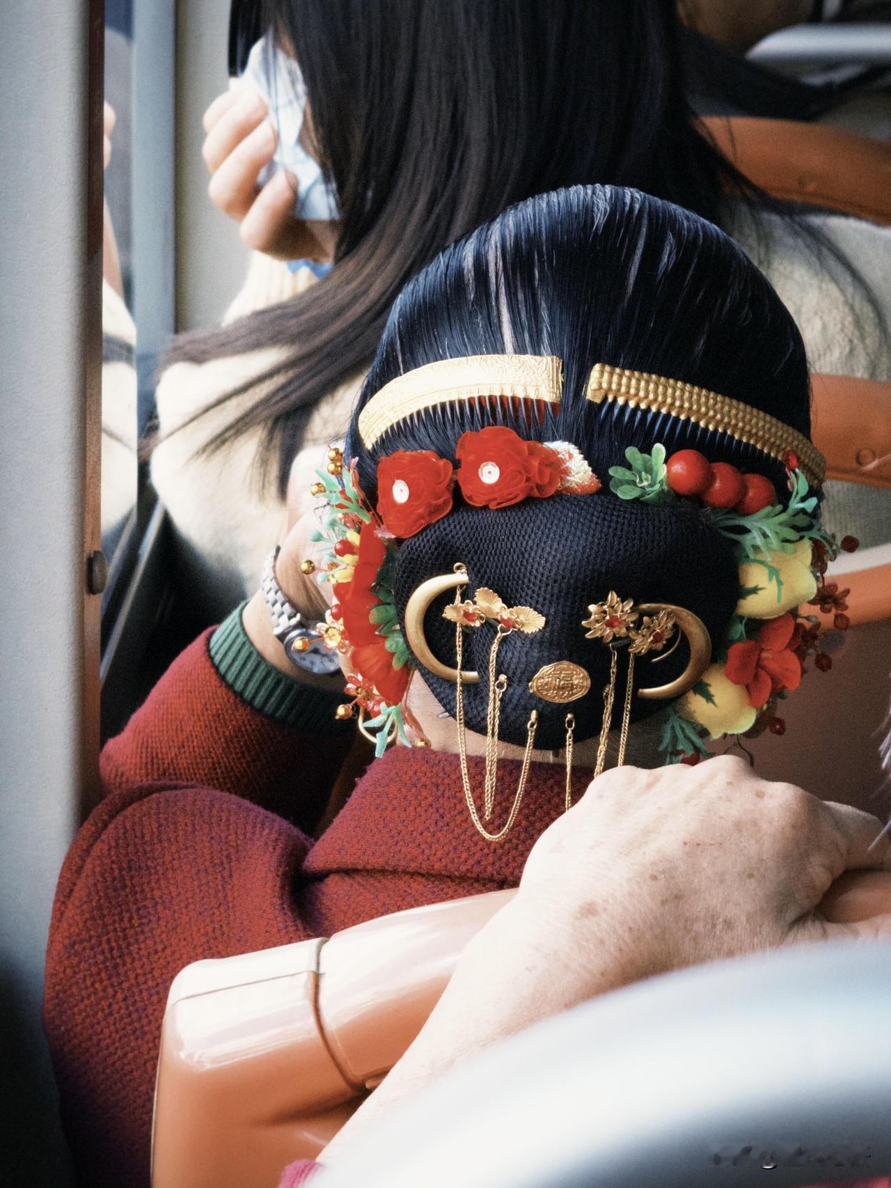 阿婆美丽的后脑勺💐坐公交时偶然瞥见前排阿婆的后脑勺，一支素雅的头花轻轻簪在发