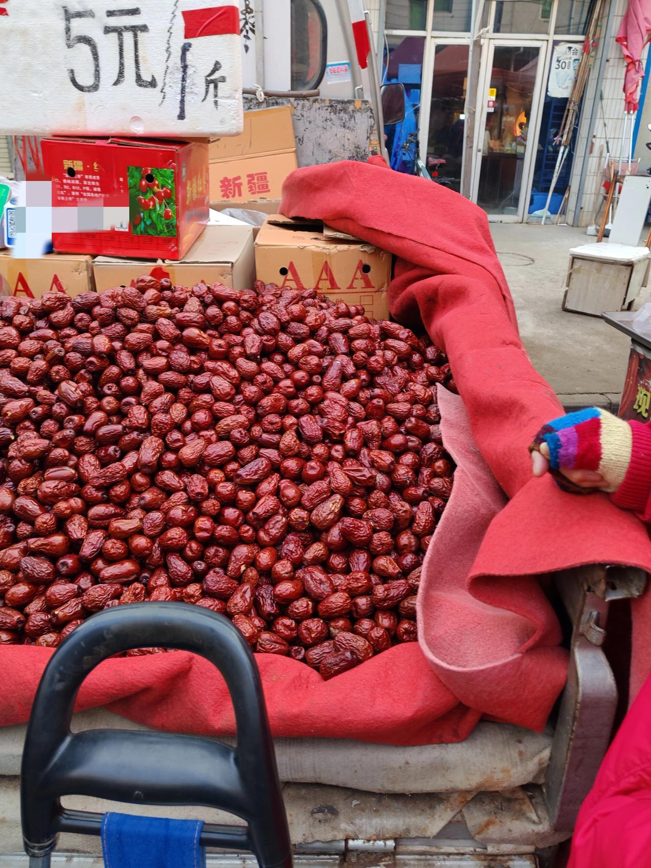 今年新疆大枣卖不上价了1月23日，坐标西安。这是位于经开区的一处集市，中午我去