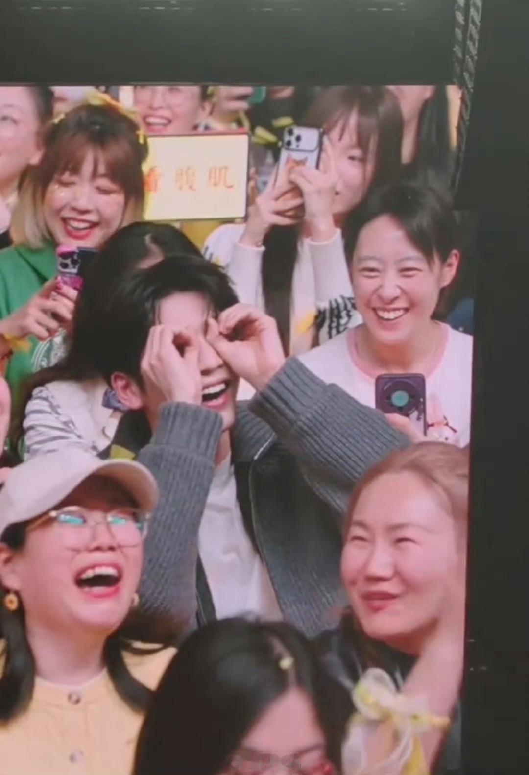 笑不活！张凌赫问刘宇宁要腹肌看戳中笑点谁刷到张凌赫这话直接笑到拍腿啊！当众