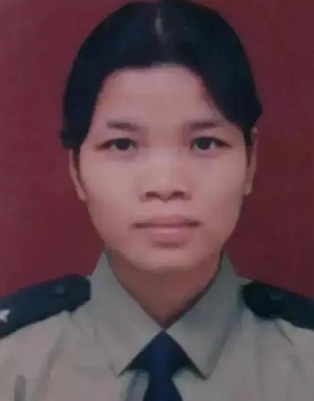 1997年，毒贩招永夫妇被抓。22岁的警察严婷，听见招永在关押室里大喊大叫。她放
