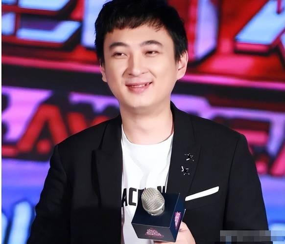 王思聪曾在节目里提到，当初王健林送他去国外读书时，叮嘱过他“为中国之崛起而读书”