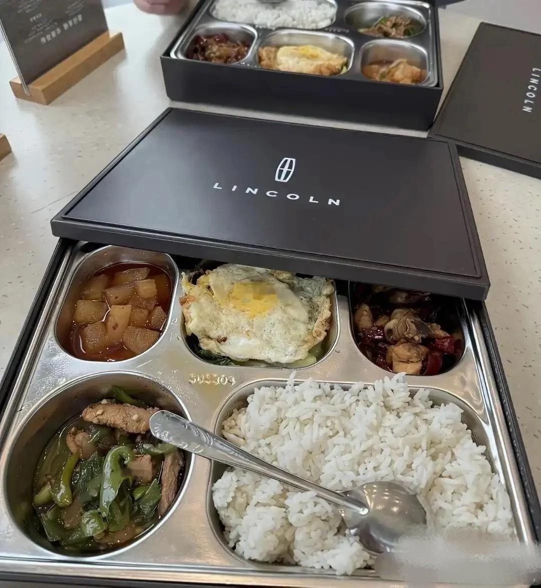 4S店的盒饭真的这么好吗？看着就很好吃，这是不是在那上班的也都能够吃这么好的饭菜