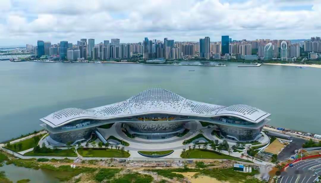 湛江新一座地标性建筑物——湛江文化中心，于今天（5月5日）正式启用了。这座建在湛