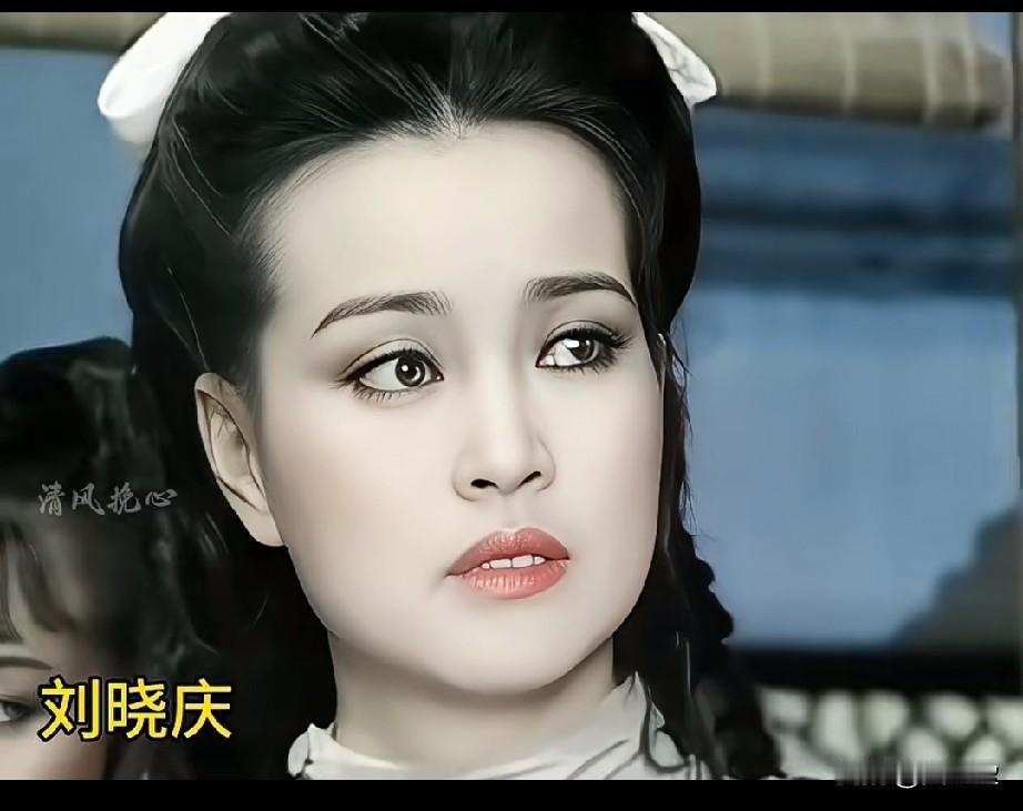 当刘晓庆遇上何赛飞同样40多岁相似造型你觉得谁更美？谁演技更好？