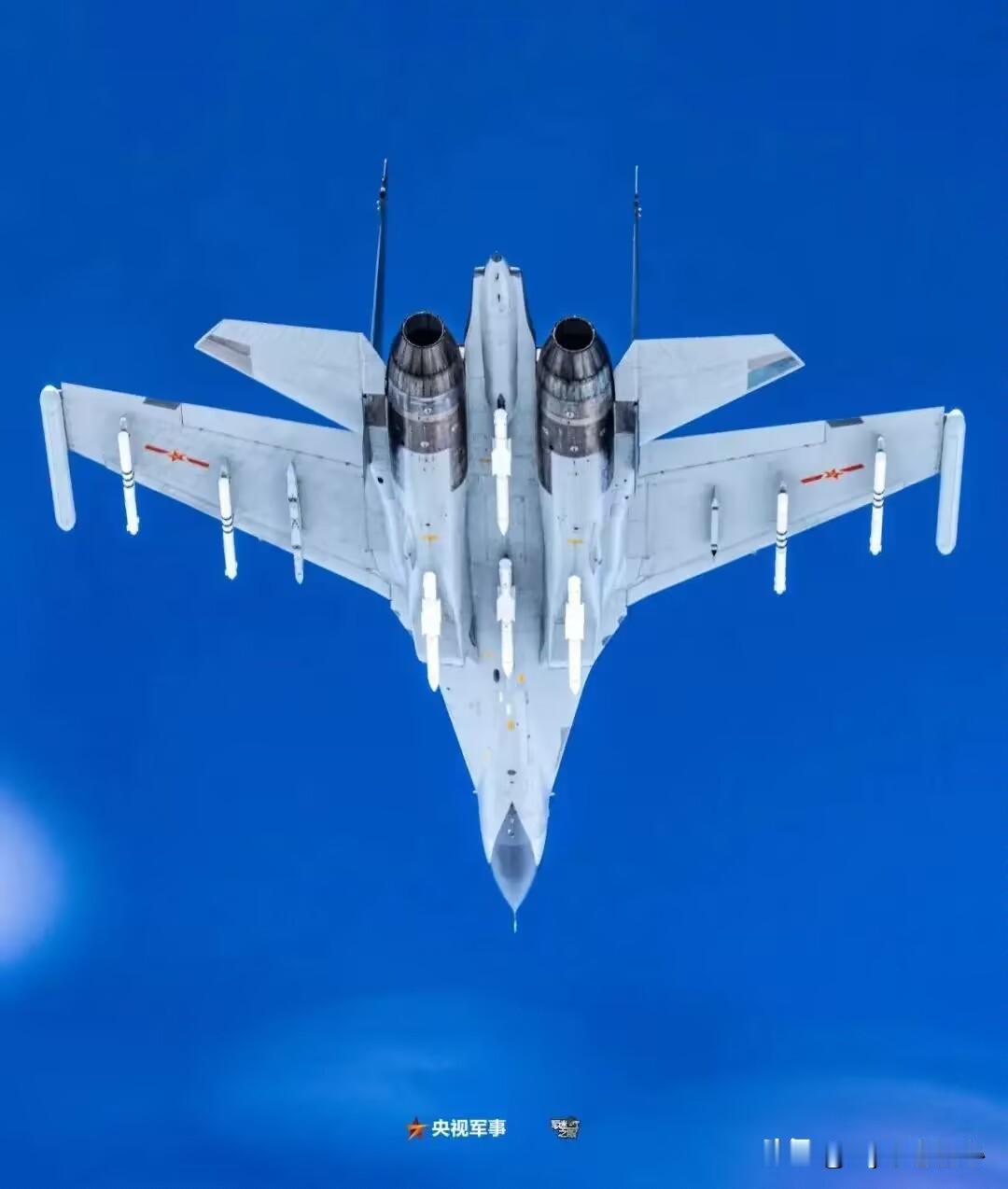 这是解放军空军装备的歼16战斗机和美国空军的F15EX战斗机携带空空导弹的图片，