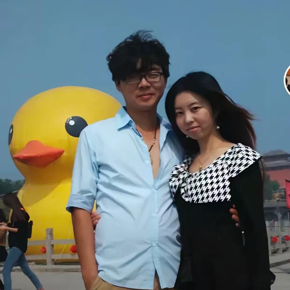 快报，田静和郭威的老照片曝光了。看着年轻时候的田静并不丑呀！穿衣打扮也不会土气