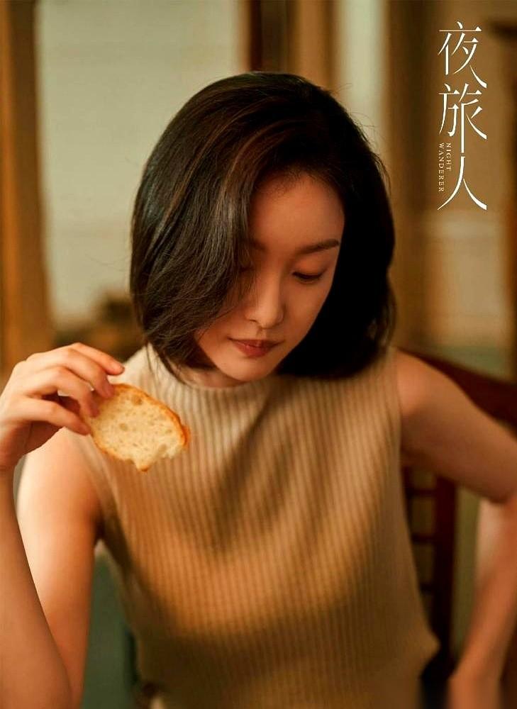 倪妮那部压在箱底积灰了整整五年的《夜旅人》，居然真的拿到了播出许可证。原男主因