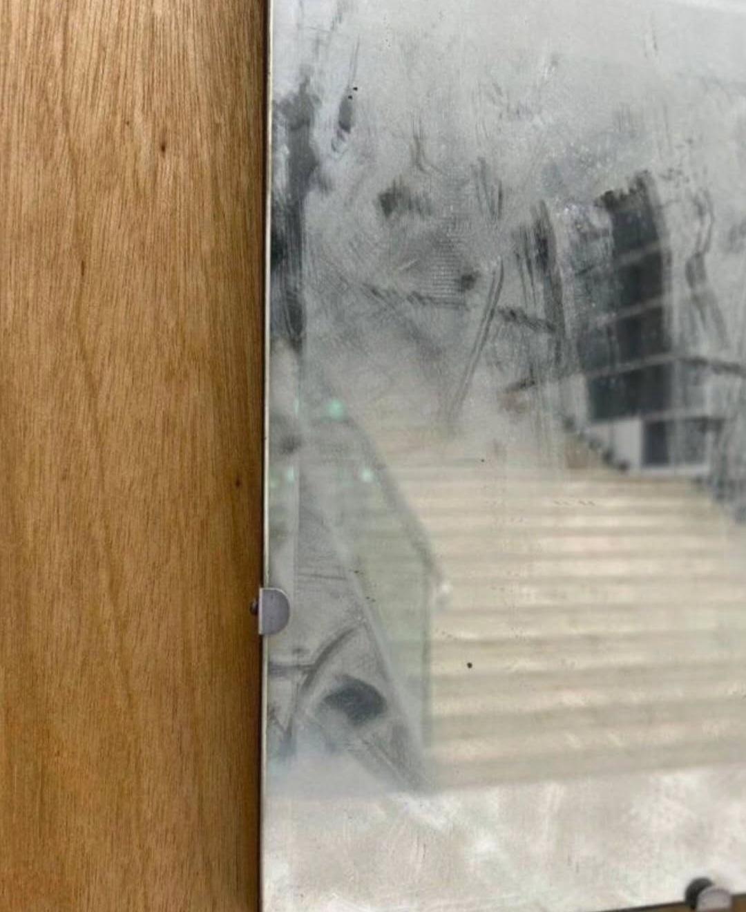 台湾博物馆里，一面镜子积了四十年灰，被当成艺术品展出。新来的志愿者顺手擦干净，才