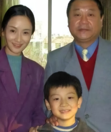 1988年，范伟和一个小护士去相亲，女方一言不发，筷子一下也没动，范伟一看又黄了