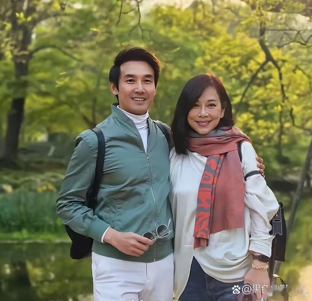 陈松伶和老公张铎在杭州逛西湖，俩人状态差太多了，看着女方显老不少。