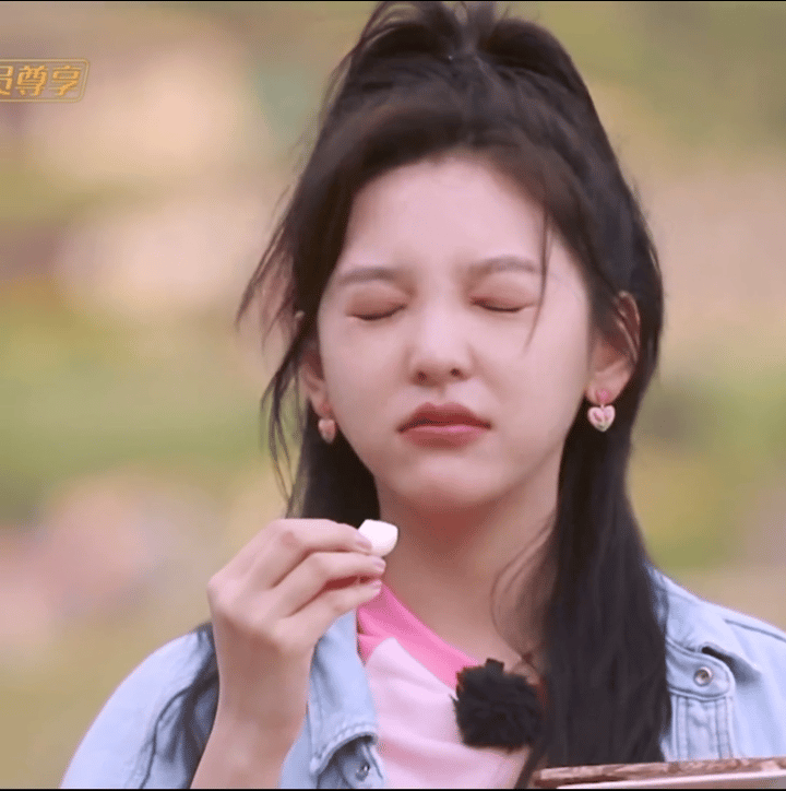 章若楠真的和她跑步姿势一样充满魅力一个南方女明星吃肉要配蒜这摇头的动作看得出