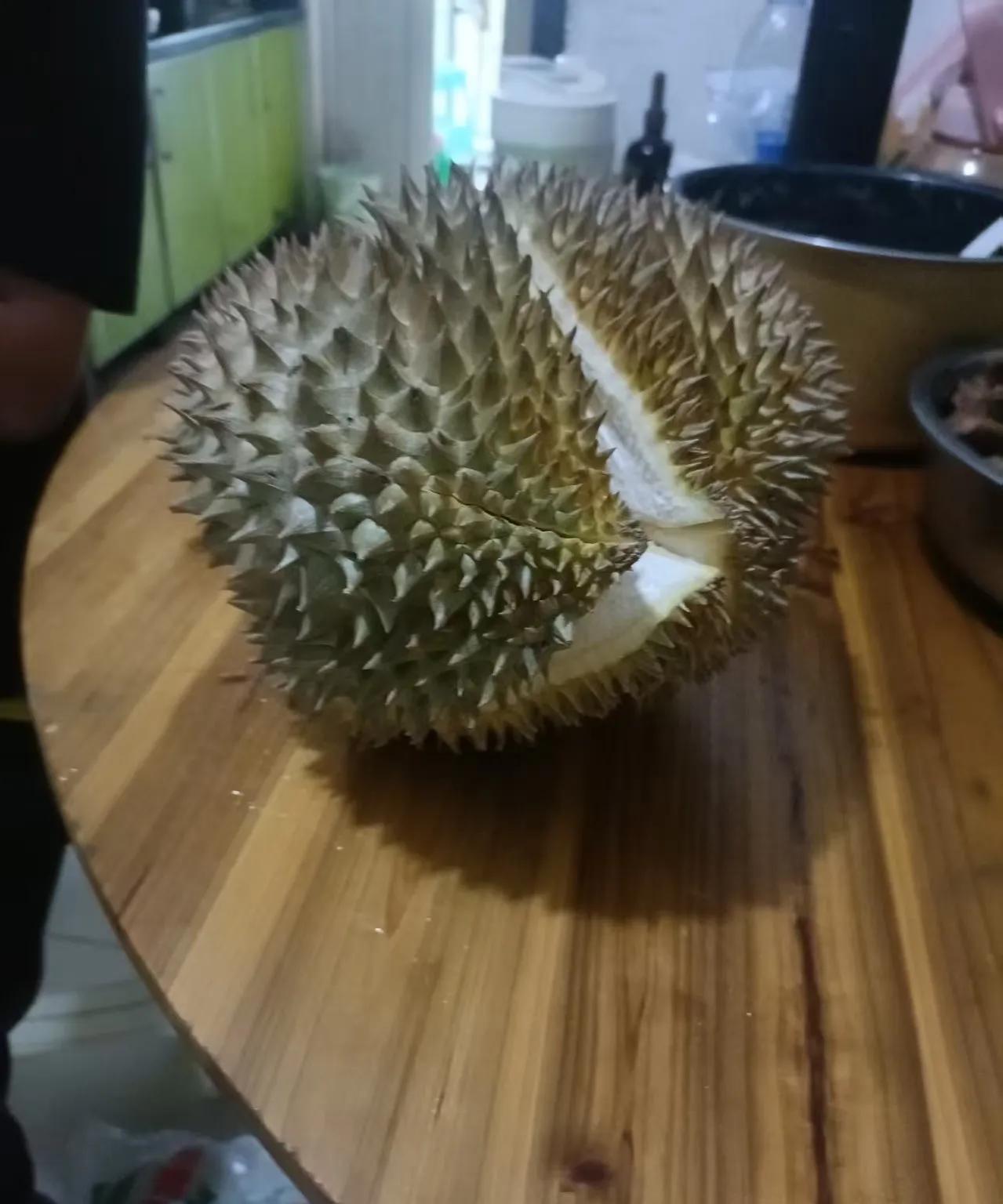 今年第一次吃榴莲6斤4两重的榴莲花费了200多看看剥出了这么多你们喜欢吃